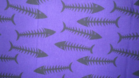 Lila tyg med fisk skelett